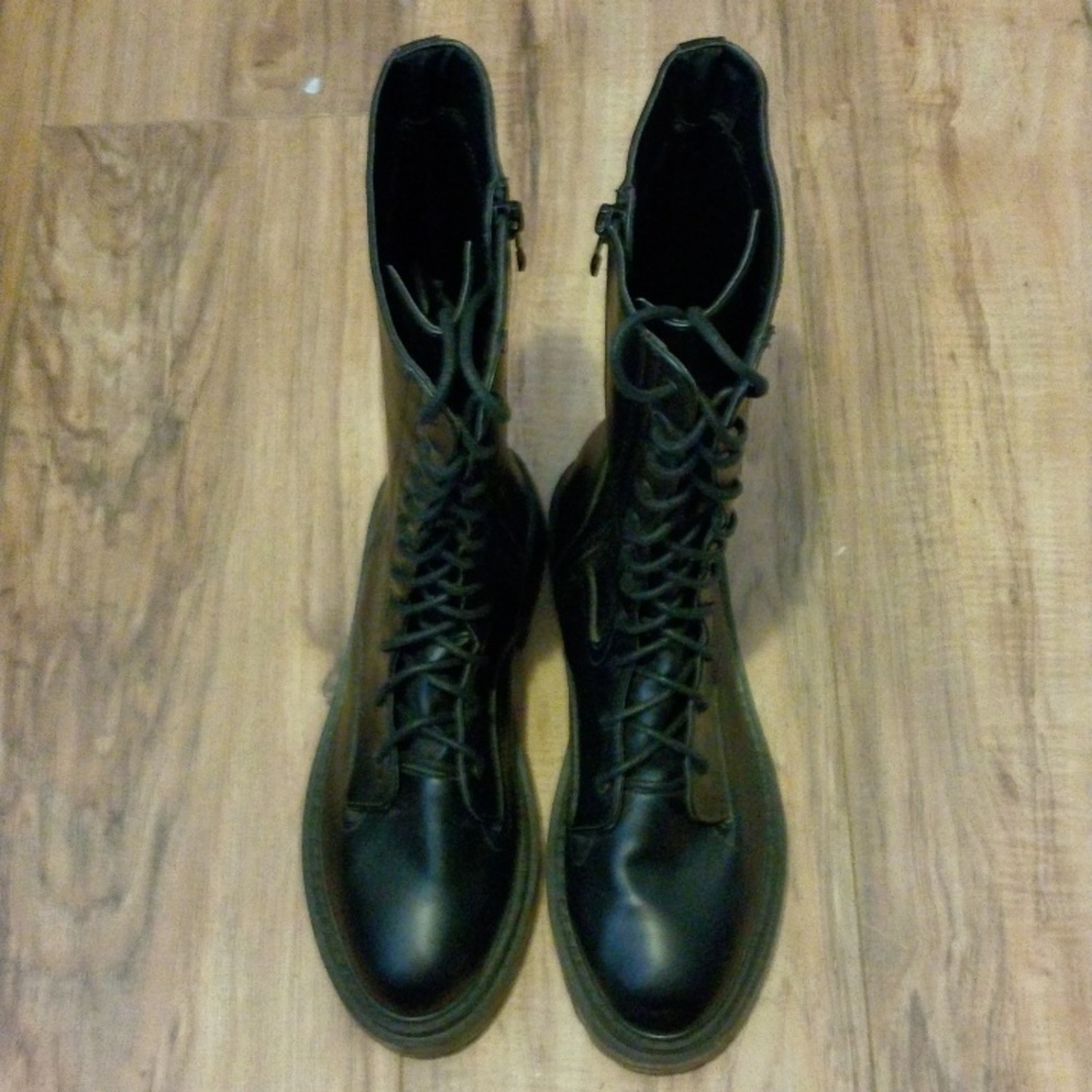 New size 5 woman's boots